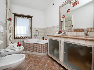 Badezimmer mit Badewanne