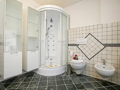 Badezimmer mit Dusche