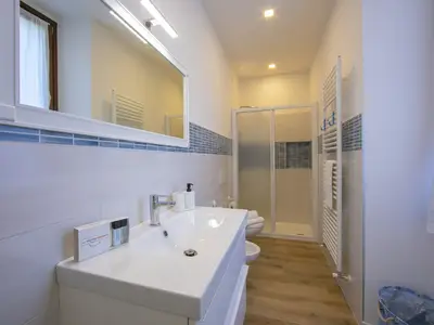 Das Badezimmer mit Dusche, WC und Bidet