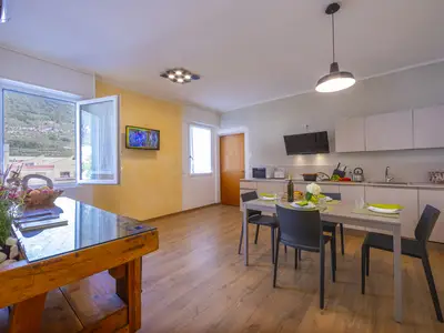 Das gemütliche Wohnzimmer mit dem Esstisch