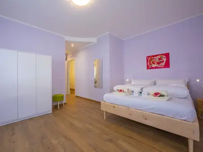 Das zweite geräumige Schlafzimmer mit Kleiderschrank