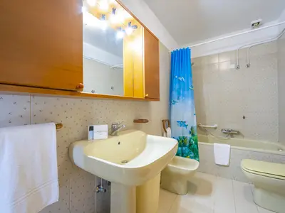 Das Badezimmer mit Badewanne, WC und Bidet