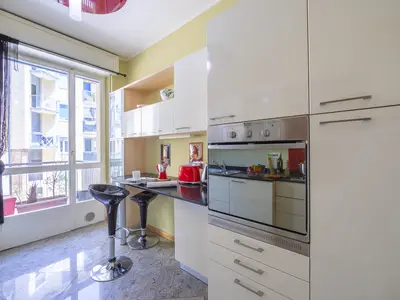 Die Küche mit Balkoneingang