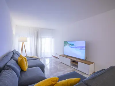 Das Wohnzimmer mit Schlafsofa und TV (neflix an disney pu)
