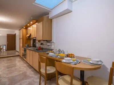 Die gut ausgestattete Küche mit Geschirrspüler, Herd und Mikrowelle