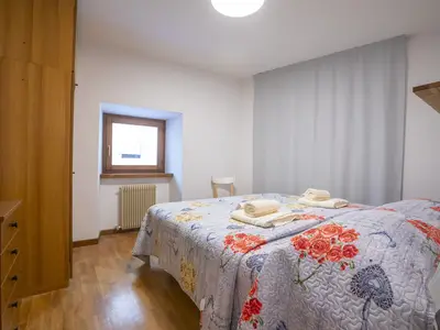 Das Hauptschlafzimmer mit seinem großen Kleiderschrank