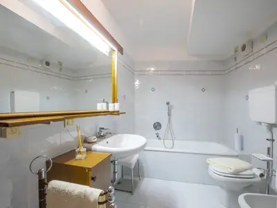 Das Badezimmer mit Badewanne, Dusche, WC, Bidet und Waschmaschine