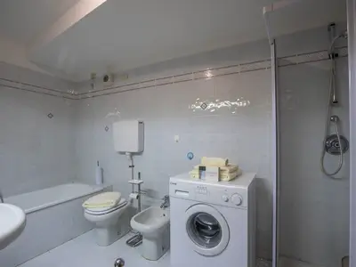 Das Badezimmer mit Dusche und Badewanne