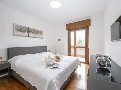 Das Hauptschlafzimmer mit Ausgang zum Balkon