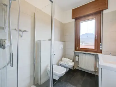 Das Badezimmer mit Dusche, WC, Bidet und Waschmaschine