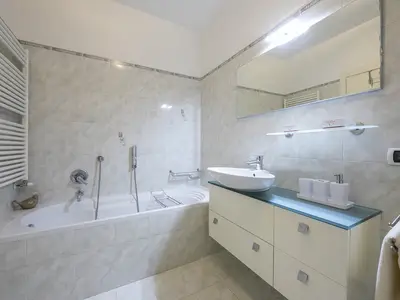 Das Badezimmer mit Badewanne, WC und Bidet