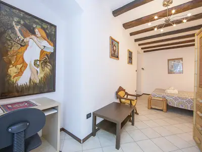 Das Schlafzimmer mit Kleiderschrank und Schreibtisch