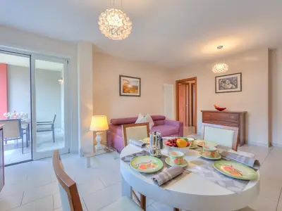 Das Wohnzimmer mit Esstisch