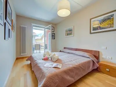 Das Hauptschlafzimmer mit Zugang zum Balkon