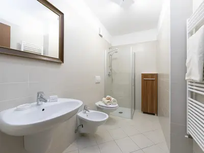 Das Badezimmer mit Dusche, WC und Bidet