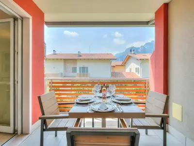 Der Balkon für Mahlzeiten im Freien