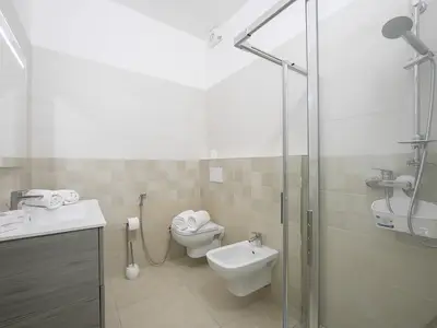 Das erste Badezimmer mit Dusche, WC und Bidet