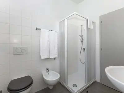 Badezimmer mit Dusche