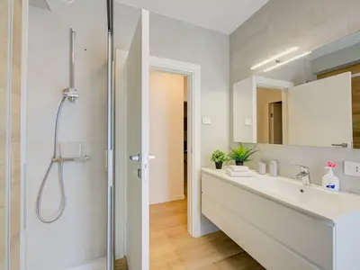 Das moderne Badezimmer mit Dusche