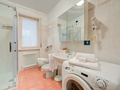 Das Badezimmer mit Dusche, WC, Bidet und Waschmaschine