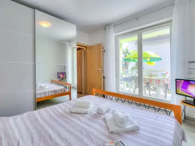 Das Schlafzimmer mit Zugang zum Balkon