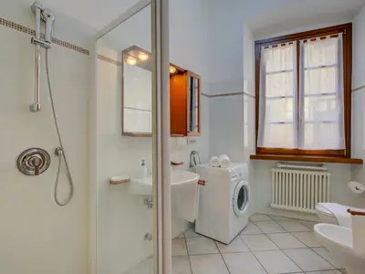 Badezimmer mit Dusche