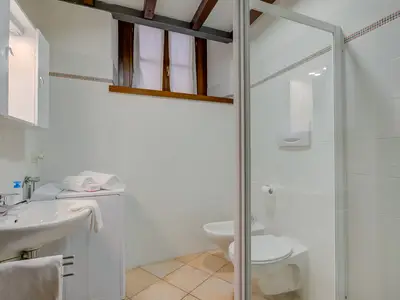 Badezimmer mit Dusche