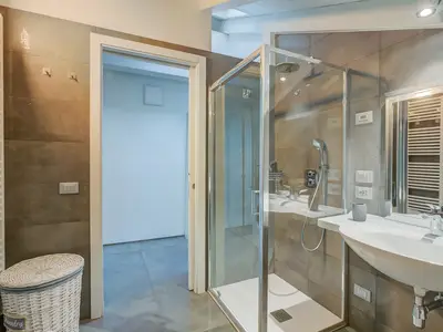 Badezimmer mit Dusche