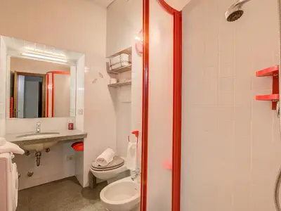 Badezimmer mit Dusche