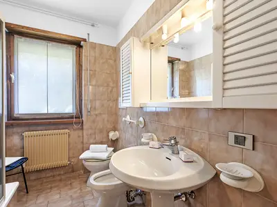 Badezimmer mit Badewanne