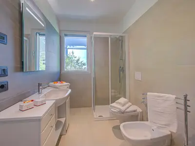 Badezimmer mit Dusche