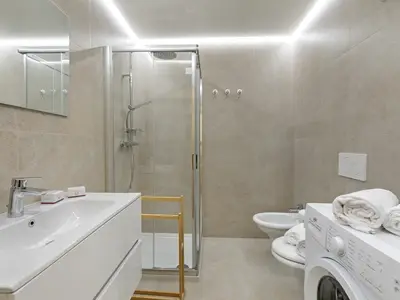 Badezimmer mit Dusche