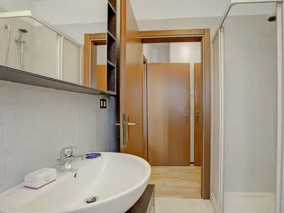 Badezimmer mit Dusche