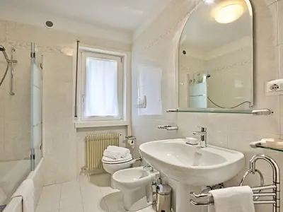 Badezimmer mit Badewanne