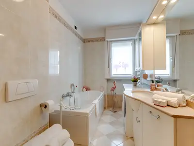 Badezimmer mit Badewanne