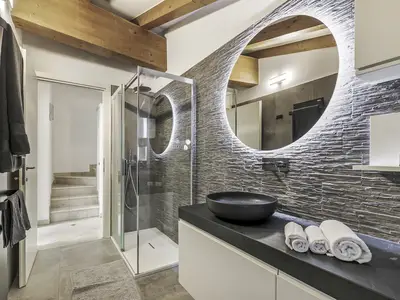 Badezimmer mit Dusche