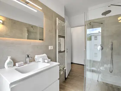 Badezimmer mit Dusche