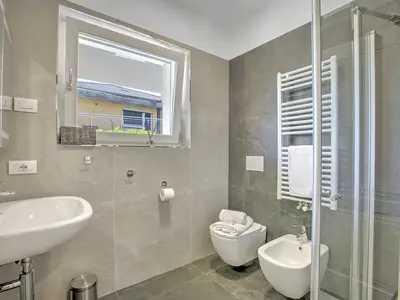 Badezimmer mit Dusche