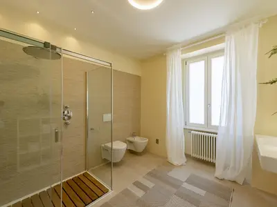 Badezimmer mit Dusche