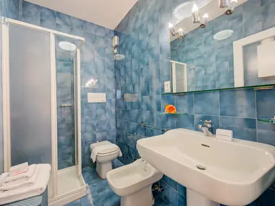 Badezimmer mit Dusche