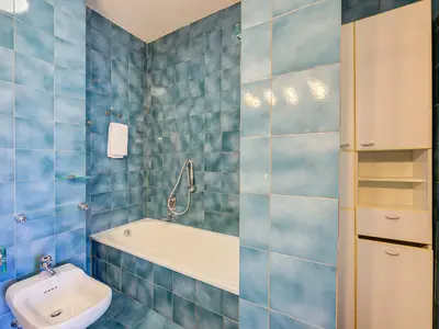 Das zweite Badezimmer mit Badewanne