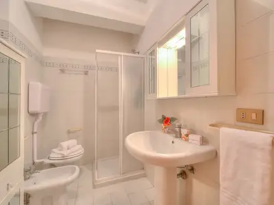 Badezimmer mit Dusche