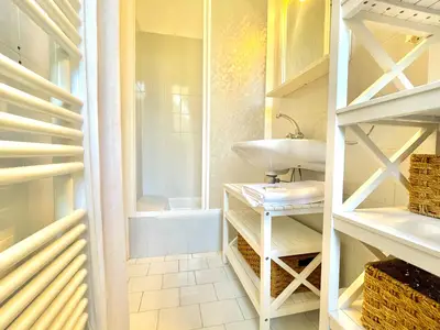 Badezimmer mit Dusche