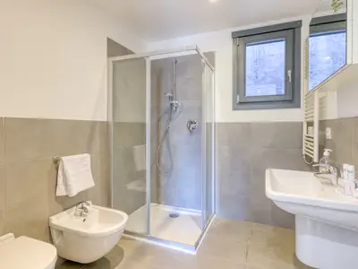 Badezimmer mit Dusche