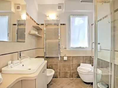 Badezimmer mit Dusche