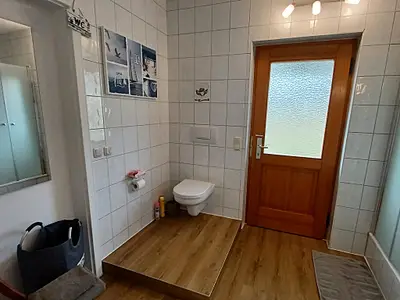 Bad mit Dusche und WC