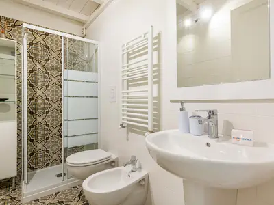 Badezimmer mit Dusche