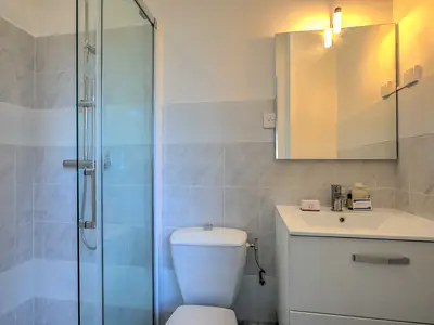 Badezimmer mit Dusche