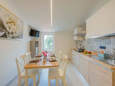 Vollständig ausgestattete Küche und Esstisch, Smart-TV und Wifi