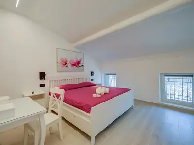 Doppelzimmer mit Beistelltisch und Kleiderschrank